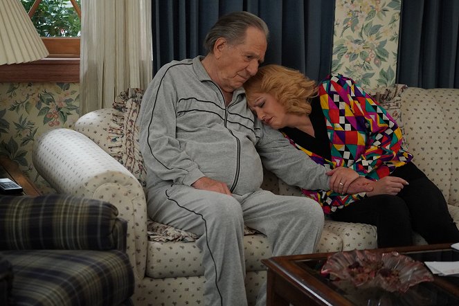 The Goldbergs - Season 7 - The Beverly Goldberg Cookbook: Part 2 - Photos - George Segal, Wendi McLendon-Covey