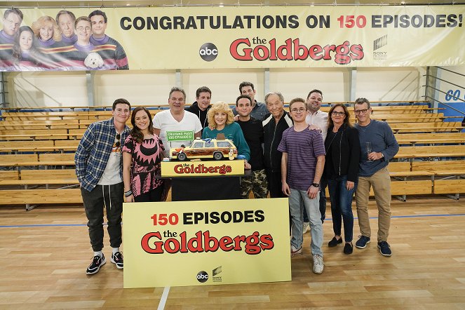 The Goldbergs - Season 7 - It's a Wonderful Life - Making of - Sam Lerner, Hayley Orrantia, Jeff Garlin, Wendi McLendon-Covey, Troy Gentile, George Segal, Sean Giambrone