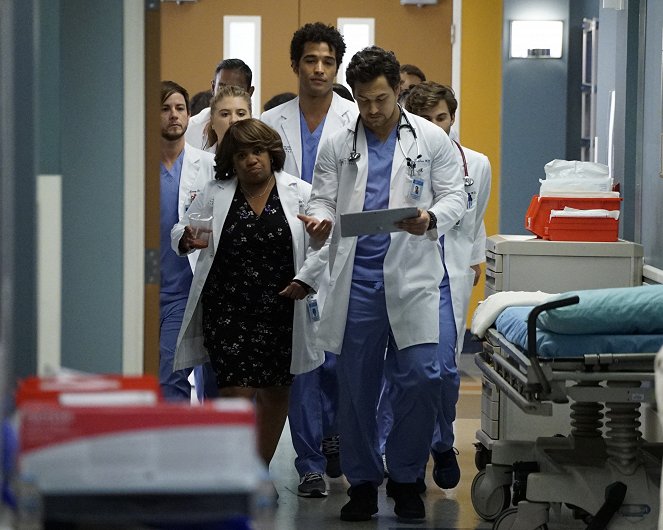 Grey's Anatomy - Let's All Go to the Bar - Van film - Alex Blue Davis, Jaicy Elliot, Chandra Wilson, Devin Way, Giacomo Gianniotti