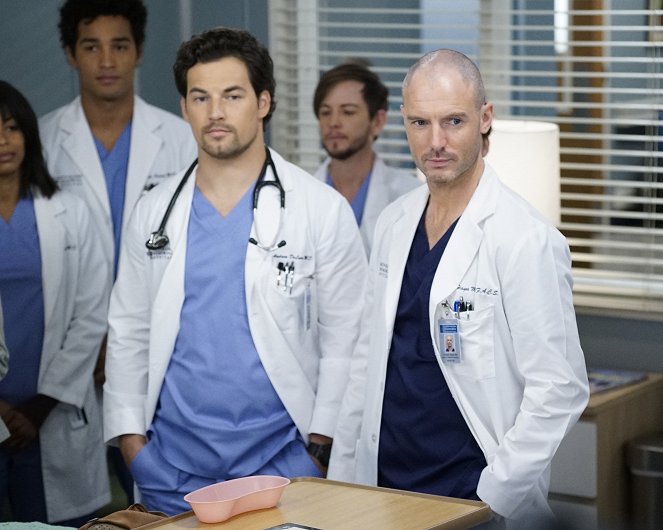 Grey's Anatomy - Season 16 - Let's All Go to the Bar - Photos - Giacomo Gianniotti, Richard Flood