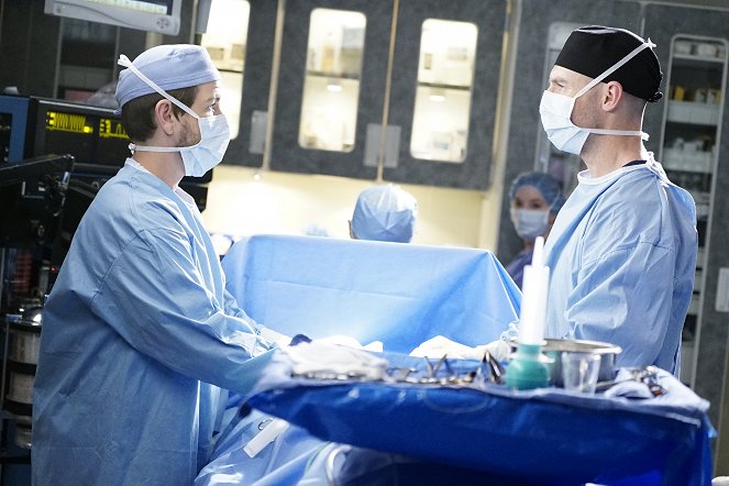 Grey's Anatomy - Season 16 - Let's All Go to the Bar - Photos - Alex Blue Davis, Richard Flood