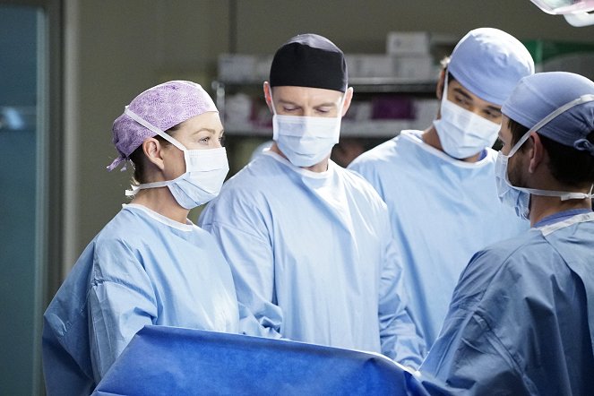 Grey's Anatomy - Season 16 - Let's All Go to the Bar - Photos - Ellen Pompeo, Richard Flood, Devin Way