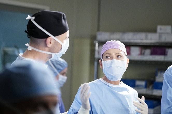 Grey's Anatomy - Season 16 - Let's All Go to the Bar - Photos - Ellen Pompeo