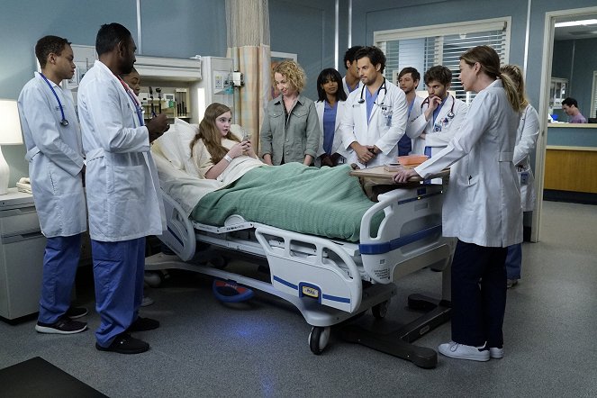 Grey's Anatomy - Season 16 - Let's All Go to the Bar - Photos - Giacomo Gianniotti, Alex Blue Davis, Jake Borelli, Ellen Pompeo