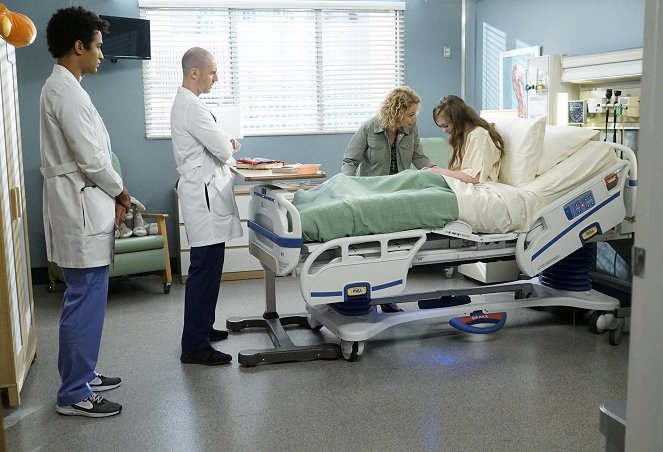 Grey's Anatomy - Season 16 - Let's All Go to the Bar - Photos - Devin Way, Richard Flood
