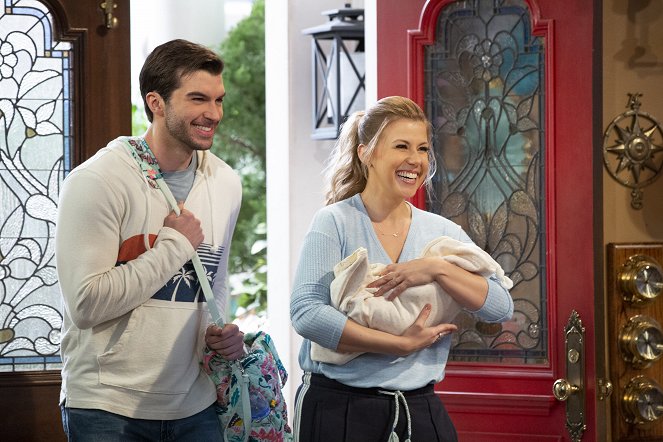 Fuller House - Season 5 - Welcome Home, Baby-to-Be-Named-Later - Photos - Jodie Sweetin