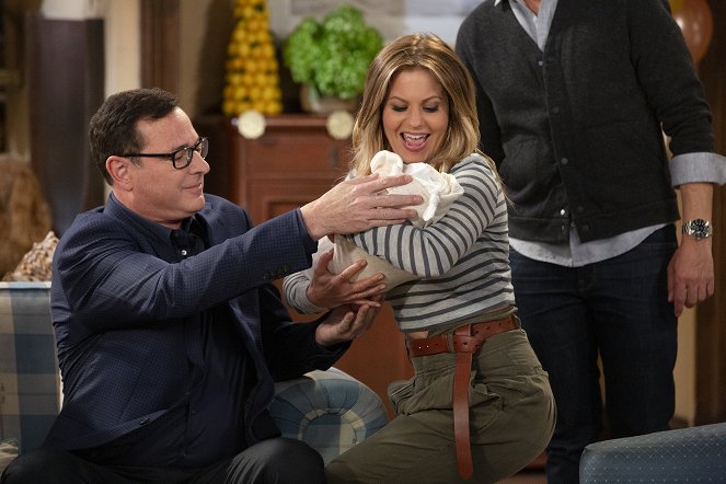 Fuller House - Season 5 - Welcome Home, Baby-to-Be-Named-Later - Photos - Candace Cameron Bure