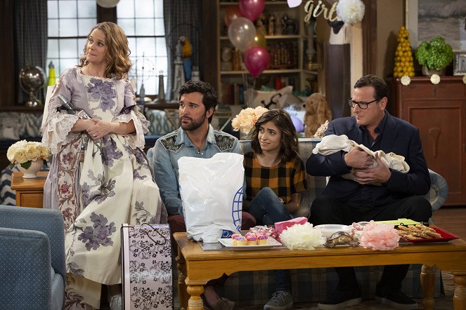 Fuller House - Welcome Home, Baby-to-Be-Named-Later - Photos - Andrea Barber, Soni Bringas