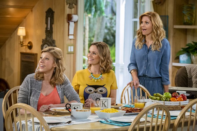 Fuller House - Season 3 - Best Summer Ever - Photos - Jodie Sweetin, Andrea Barber, Candace Cameron Bure