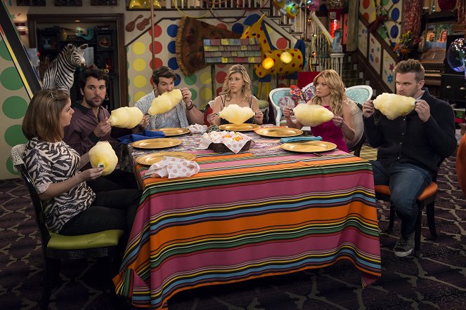 Fuller House - Season 3 - Uncle Jesse's Adventures in Babysitting - Photos - Andrea Barber, Jodie Sweetin, Candace Cameron Bure