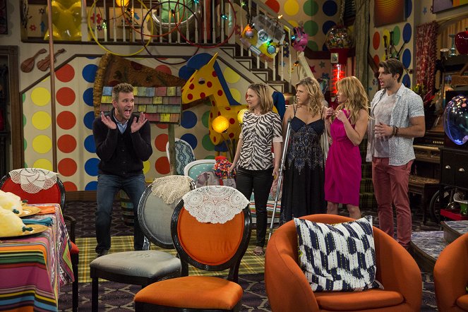 Fuller House - Uncle Jesse's Adventures in Babysitting - Photos - Andrea Barber, Jodie Sweetin, Candace Cameron Bure
