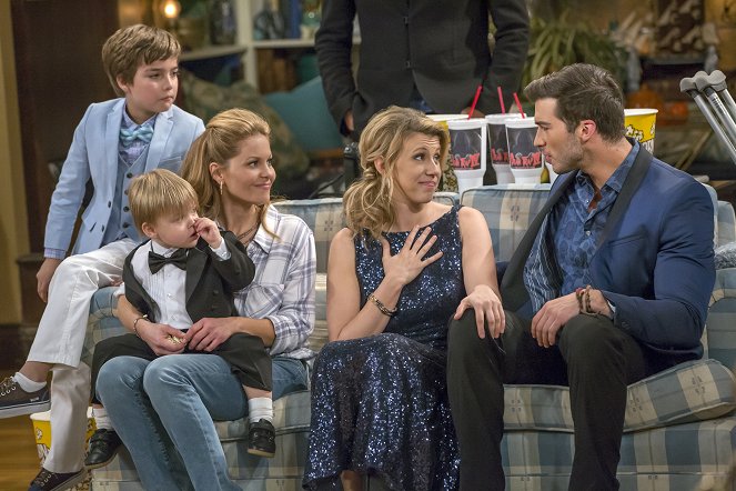 Fuller House - Say Yes to the Dress - Photos - Candace Cameron Bure, Jodie Sweetin