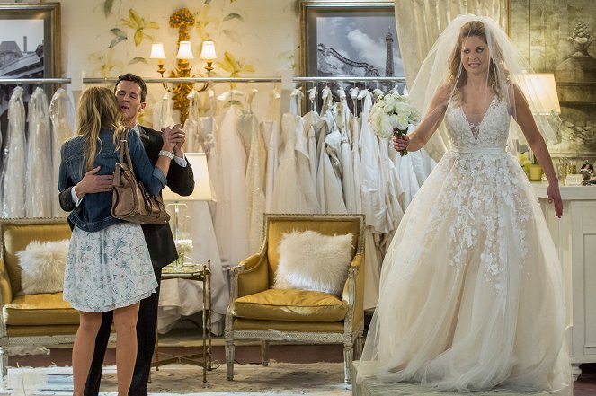 Fuller House - Say Yes to the Dress - Photos - Candace Cameron Bure