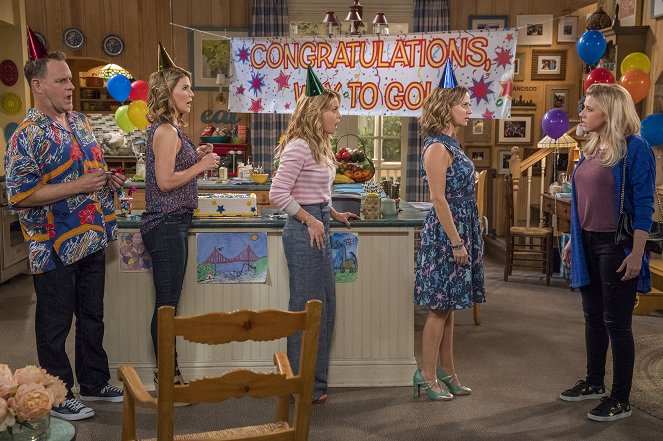 Fuller House - Season 3 - Maybe Baby - Photos - Candace Cameron Bure, Andrea Barber, Jodie Sweetin