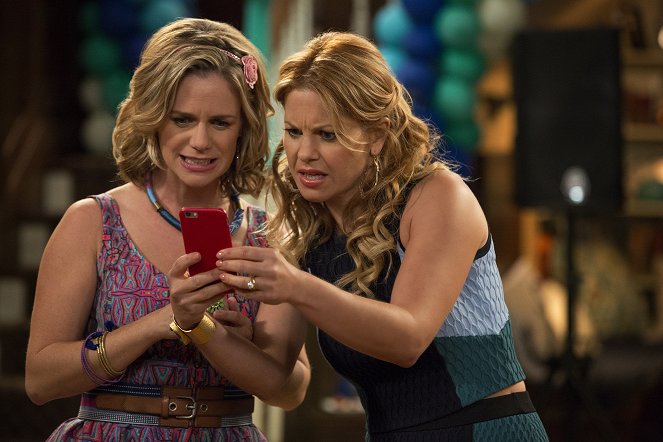 Fuller House - Our Very First Show, Again - Photos - Andrea Barber, Candace Cameron Bure