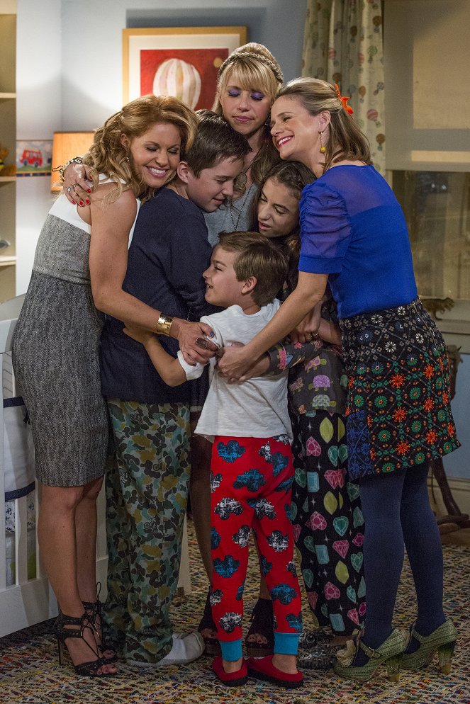 Fuller House - Mad Max - Photos - Candace Cameron Bure, Michael Campion, Jodie Sweetin, Elias Harger, Soni Bringas, Andrea Barber