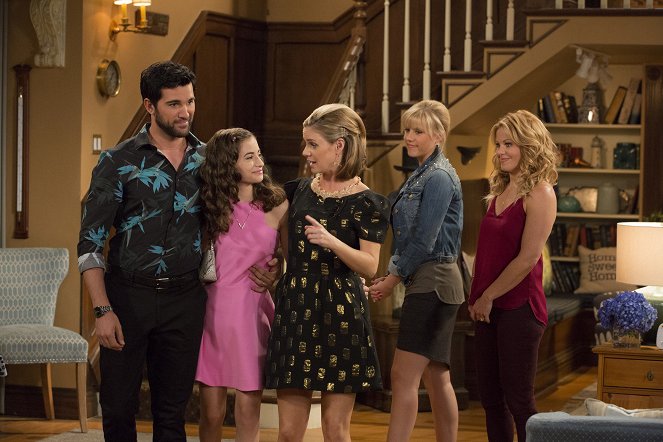 Fuller House - Ramona's Not-So-Epic Party - Photos - Juan Pablo Di Pace, Soni Bringas, Andrea Barber, Jodie Sweetin, Candace Cameron Bure