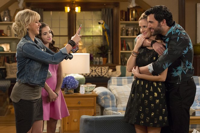 Fuller House - Ramona's Not-So-Epic Party - Photos - Jodie Sweetin, Soni Bringas, Andrea Barber, Juan Pablo Di Pace