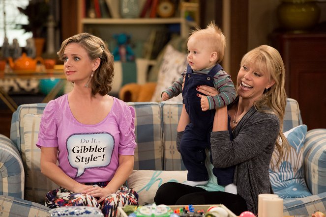 Fuller House - A Giant Leap - Photos - Andrea Barber, Jodie Sweetin