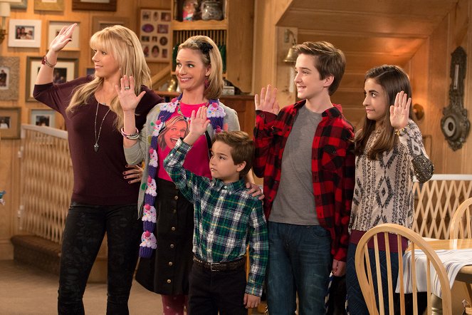 Fuller House - Partnerships in the Night - Photos - Jodie Sweetin, Andrea Barber, Elias Harger, Michael Campion, Soni Bringas