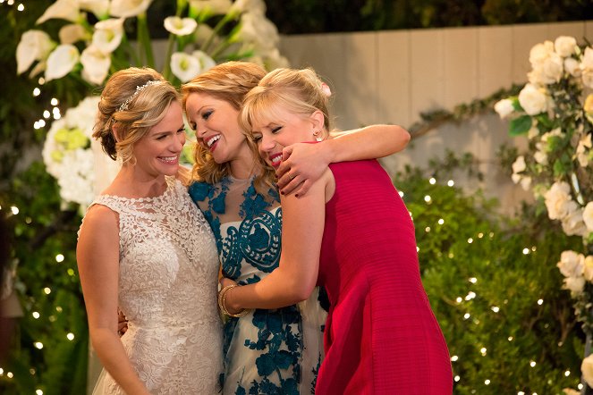 Fuller House - Love Is in the Air - Photos - Andrea Barber, Candace Cameron Bure, Jodie Sweetin