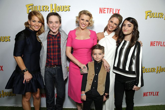 Madres forzosas - Season 1 - Eventos - Netflix Premiere of "Fuller House" - Candace Cameron Bure, Michael Campion, Jodie Sweetin, Elias Harger, Andrea Barber, Soni Bringas