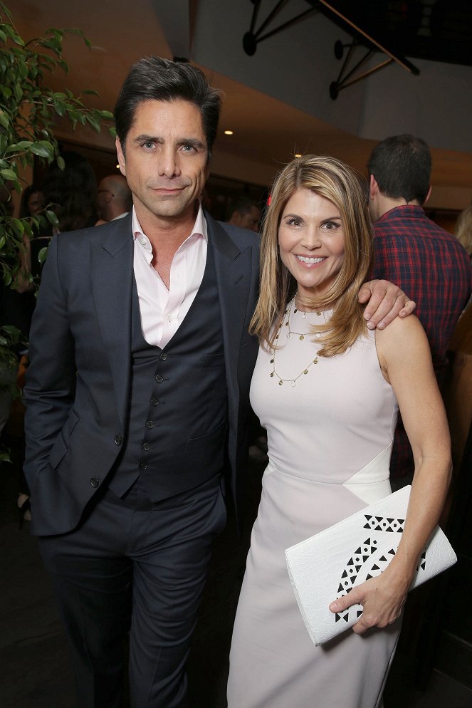 La Fête à la maison : 20 ans après - Season 1 - Événements - Netflix Premiere of "Fuller House" - John Stamos, Lori Loughlin