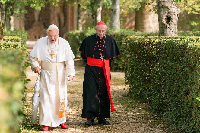 A két pápa - Filmfotók - Anthony Hopkins, Jonathan Pryce
