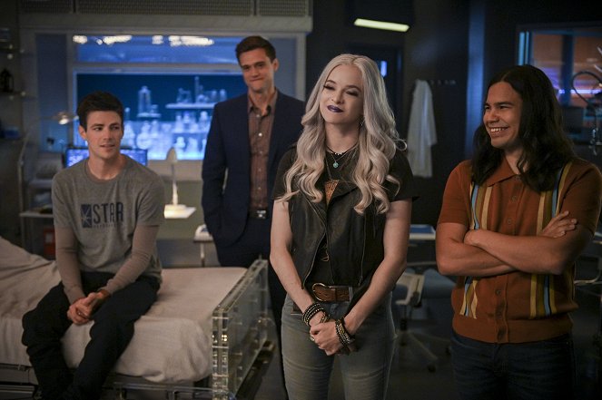 The Flash - A Flash of the Lightning - Photos - Grant Gustin, Hartley Sawyer, Danielle Panabaker, Carlos Valdes