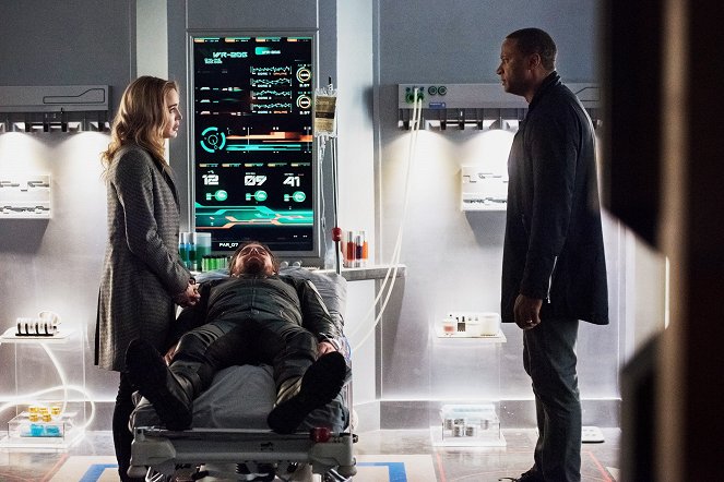The Flash - Crisis on Infinite Earths, Part 3 - Photos - Caity Lotz, Stephen Amell, David Ramsey