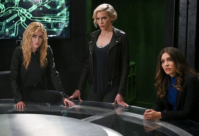 Arrow - Season 8 - Tiempo presente - De la película - Katherine McNamara, Katie Cassidy, Juliana Harkavy