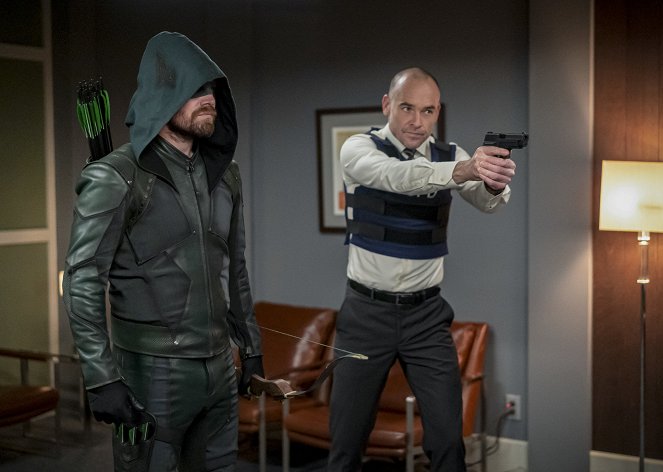 Arrow - Season 8 - Reset - Photos - Stephen Amell, Paul Blackthorne