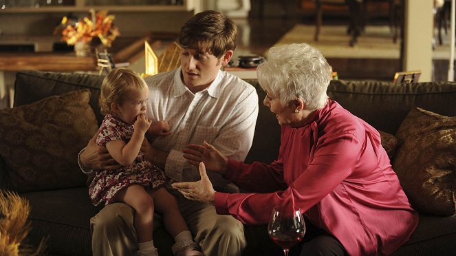 Raising Hope - Burt's Parents - Van film - Lucas Neff, Cloris Leachman