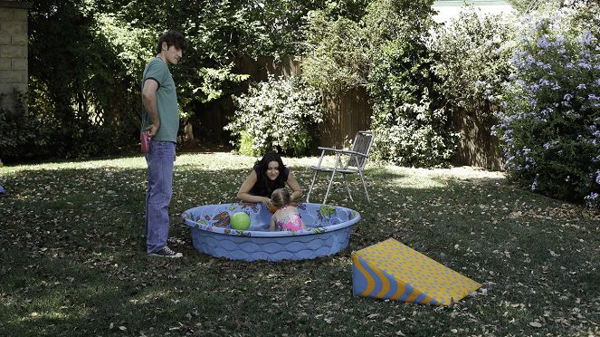 Raising Hope - Throw Maw Maw from the House, Part One - Photos - Lucas Neff, Shannon Woodward
