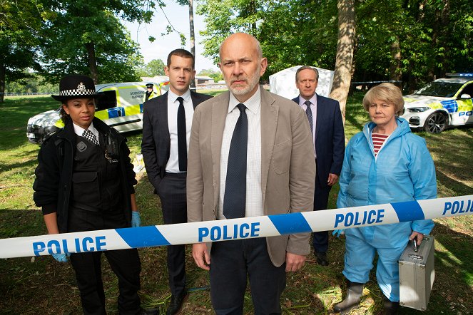 Midsomer Murders - Season 21 - With Baited Breath - Photos - Eleanor Fanyinka, Nick Hendrix, Vincent Franklin, Neil Dudgeon, Annette Badland