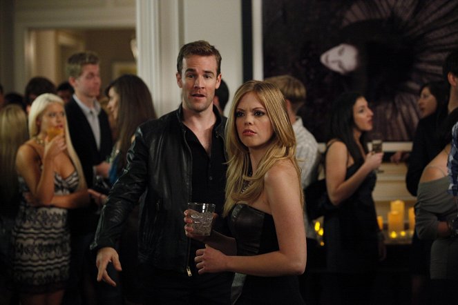 Don't Trust the B---- in Apartment 23 - Season 2 - A Weekend in the Hamptons... - Photos - James van der Beek, Dreama Walker