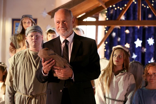 Dolly Parton's Christmas of Many Colors: Circle of Love - Filmfotos - Gerald McRaney, Hannah Nordberg