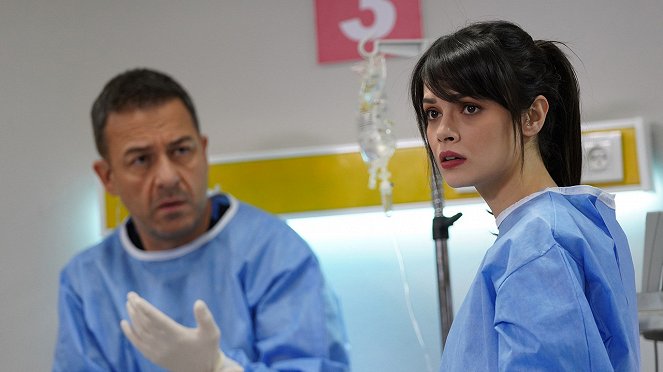 Mucize Doktor - Season 1 - Episode 8 - De la película - Murat Aygen, Sinem Ünsal