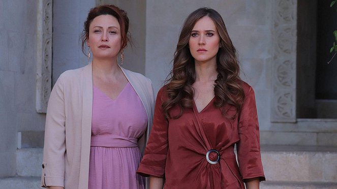 Inconstant Love - Episode 11 - Photos - Gülçin Santırcıoğlu, Oya Unustası