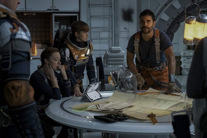 Lost in Space - Season 2 - Shipwrecked - Photos - Molly Parker, Maxwell Jenkins, Ignacio Serricchio
