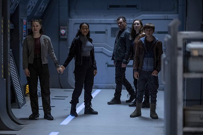 Lost in Space - Echoes - Photos - Mina Sundwall, Taylor Russell, Toby Stephens, Molly Parker, Maxwell Jenkins