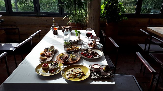 Vůně albánské kuchyně s Miroslavem Donutilem - Photos
