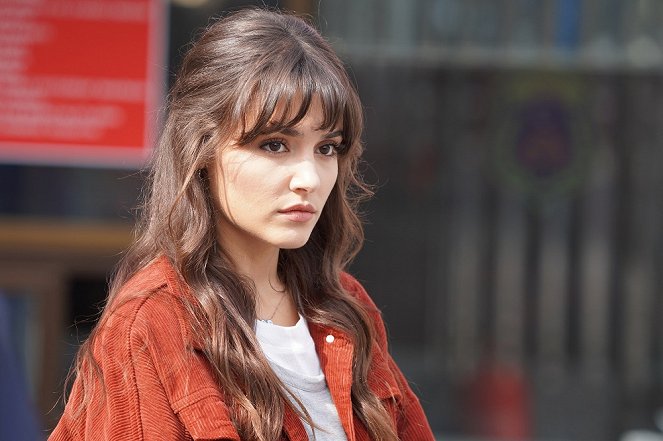 Azize - Episode 1 - Photos - Hande Erçel