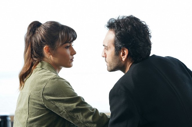 Azize - Episode 2 - Filmfotos - Hande Erçel, Buğra Gülsoy