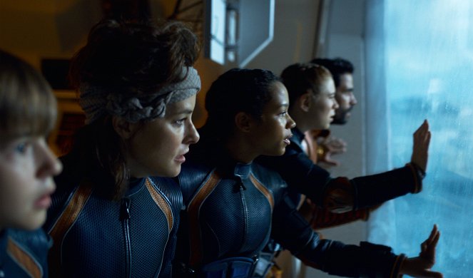 Lost in Space - Shipwrecked - Van film - Parker Posey, Taylor Russell