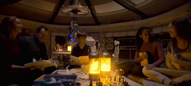 Lost in Space - Shipwrecked - Photos - Molly Parker, Toby Stephens, Maxwell Jenkins, Taylor Russell, Mina Sundwall