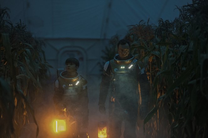 Lost in Space - Season 2 - Shipwrecked - Photos - Maxwell Jenkins, Toby Stephens