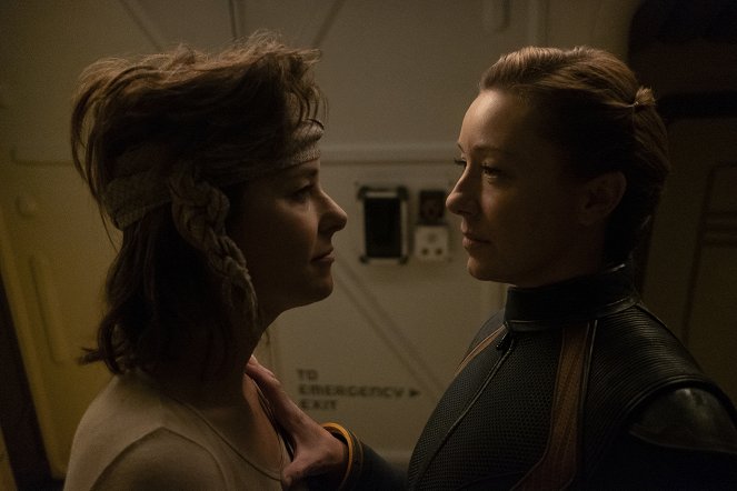 Lost in Space - Season 2 - Photos - Parker Posey, Molly Parker