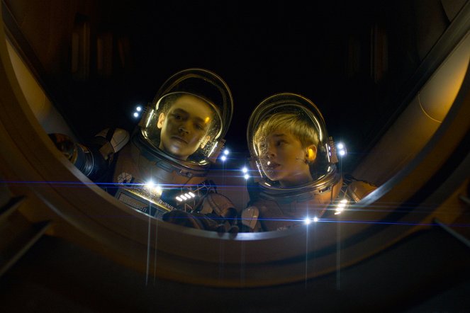Lost in Space – Verschollen zwischen fremden Welten - Abgrund - Filmfotos - Taylor Russell, Maxwell Jenkins