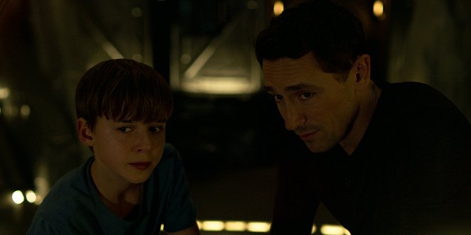 Lost in Space - Scarecrow - Photos - Maxwell Jenkins, JJ Feild